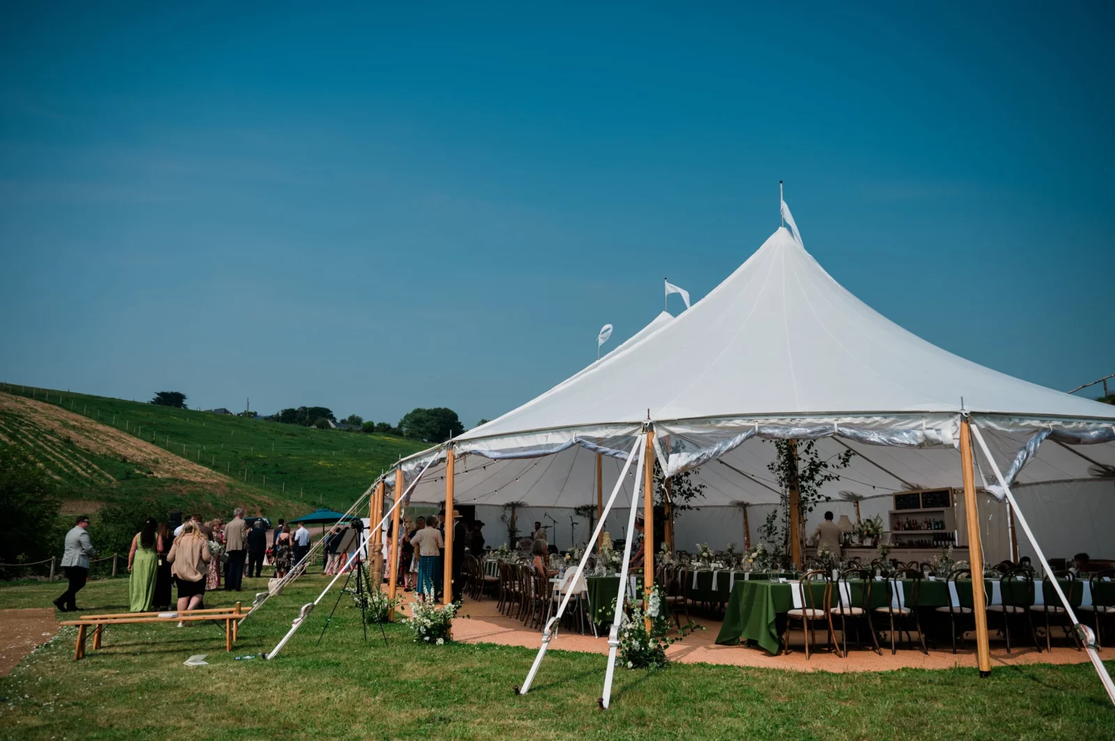 Sailcloth tent huren voor bruiloft in open veld met natuurlijke lichtinval